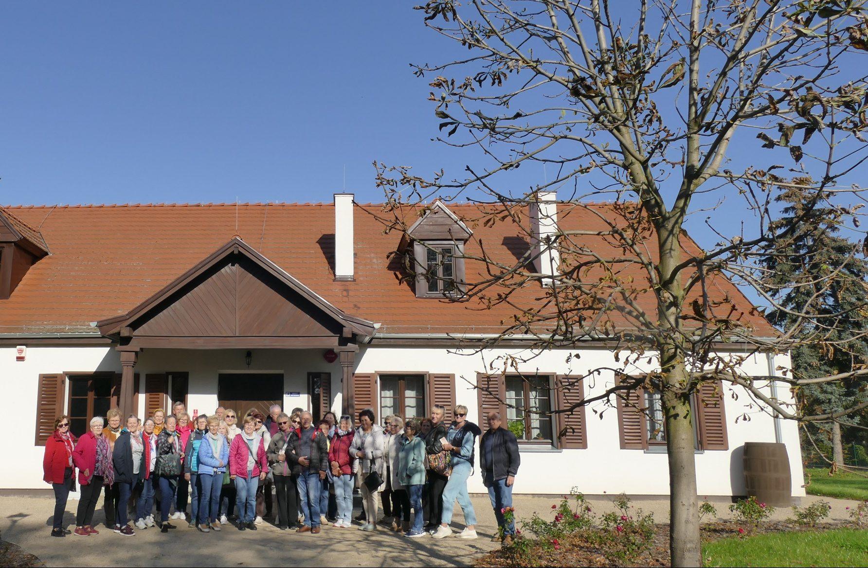 Zdjęcie grupowe przed Dworkiem Marii Dąbrowskiej w Russowie. Oddział Muzeum Okręgowego Ziemi Kaliskiej