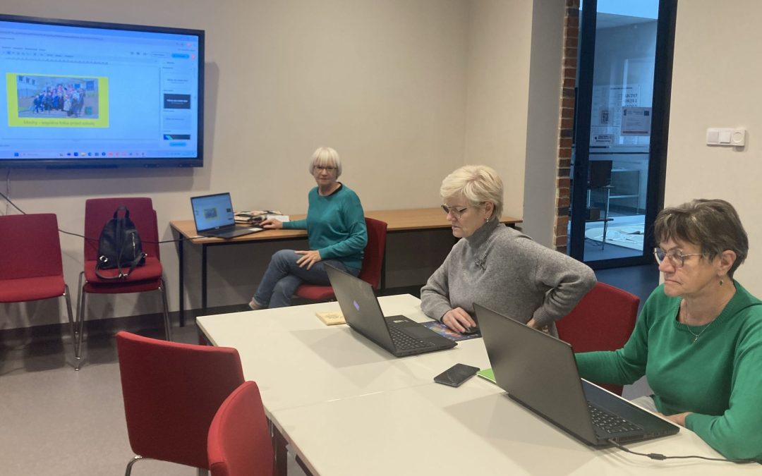 W Cyfrowym Klubie Seniora uczymy się wykonywania prezentacji