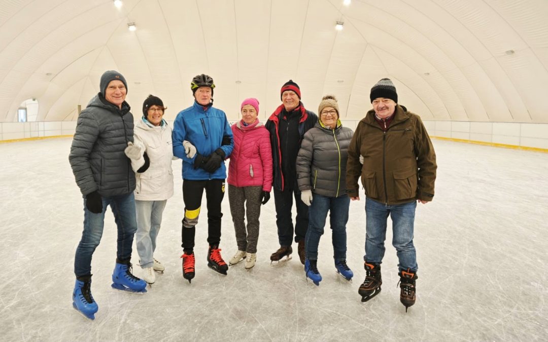 Rowerzyści na lodowisku