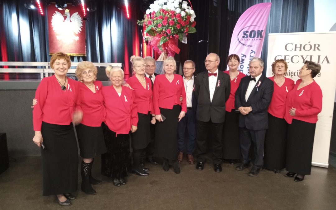 Chór śpiewa kolędy w kościele