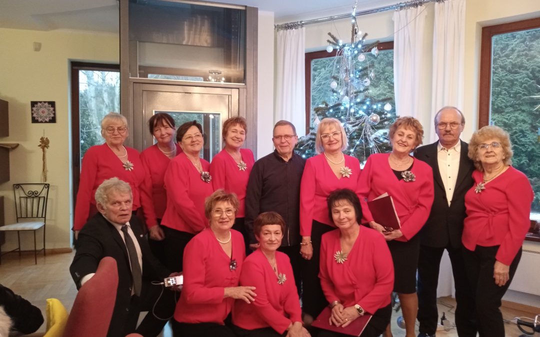 Magia kolęd: chór UTW w DS-a, DPS-ie i w kościele