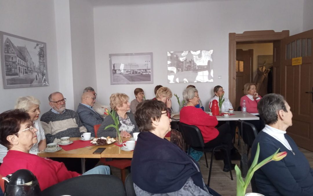 Teatrzyk przy stoliku UTW: walentynkowe spotkanie z poezją