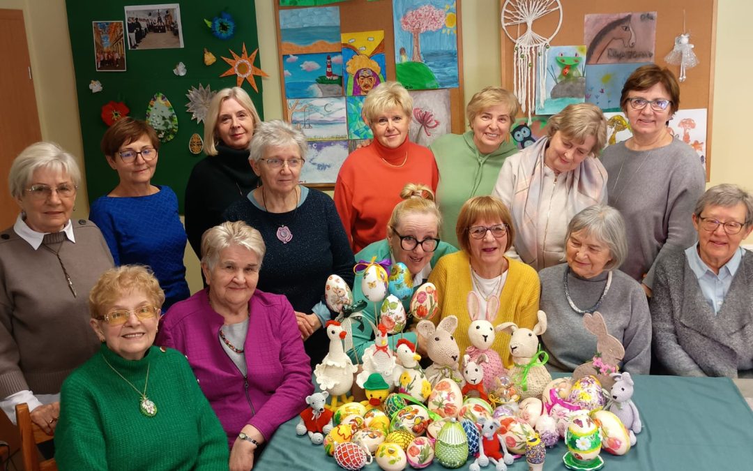 Koraliki cierpliwie nanizane na sznurek, kropkowe obrazy na szkle towarzyszą im w życiu