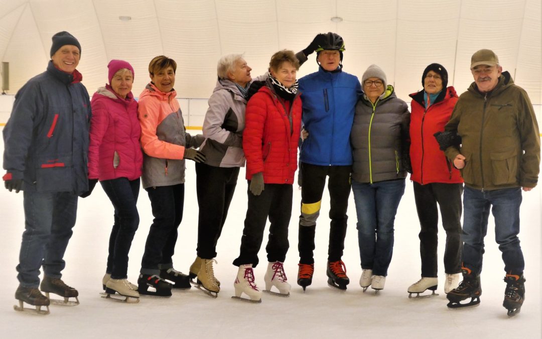 Nasze koleżanki i koledzy na lodowisku. Podziwiajmy!