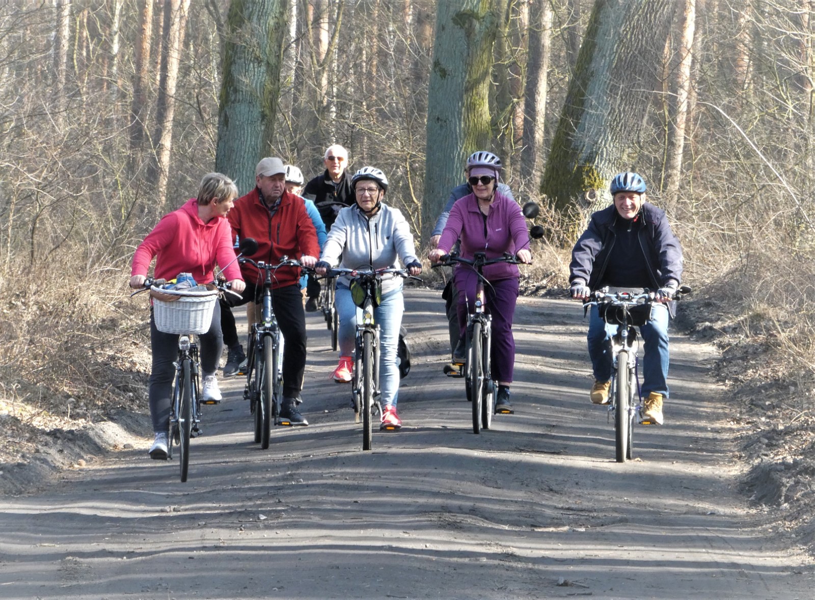 Rowerzyści na leśnym dukcie, gra świateł i cieni