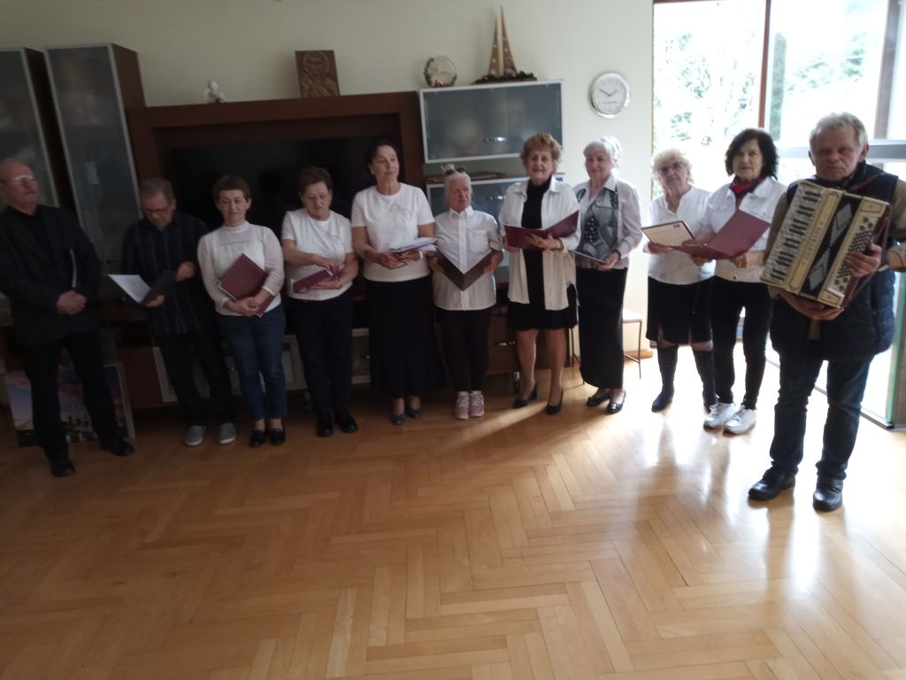 Pensjonariusze aktywnie uczestniczyli w śpiewie z naszym chórem,