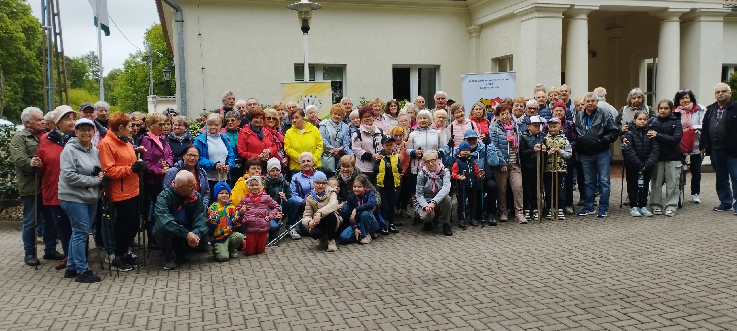 Grupa uczestników przed budynkiem nadleśnictwa