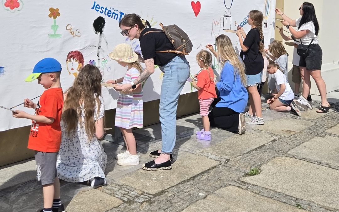 „Pomaluj z nami świat” – międzypokoleniowe malowanie pod ratuszem