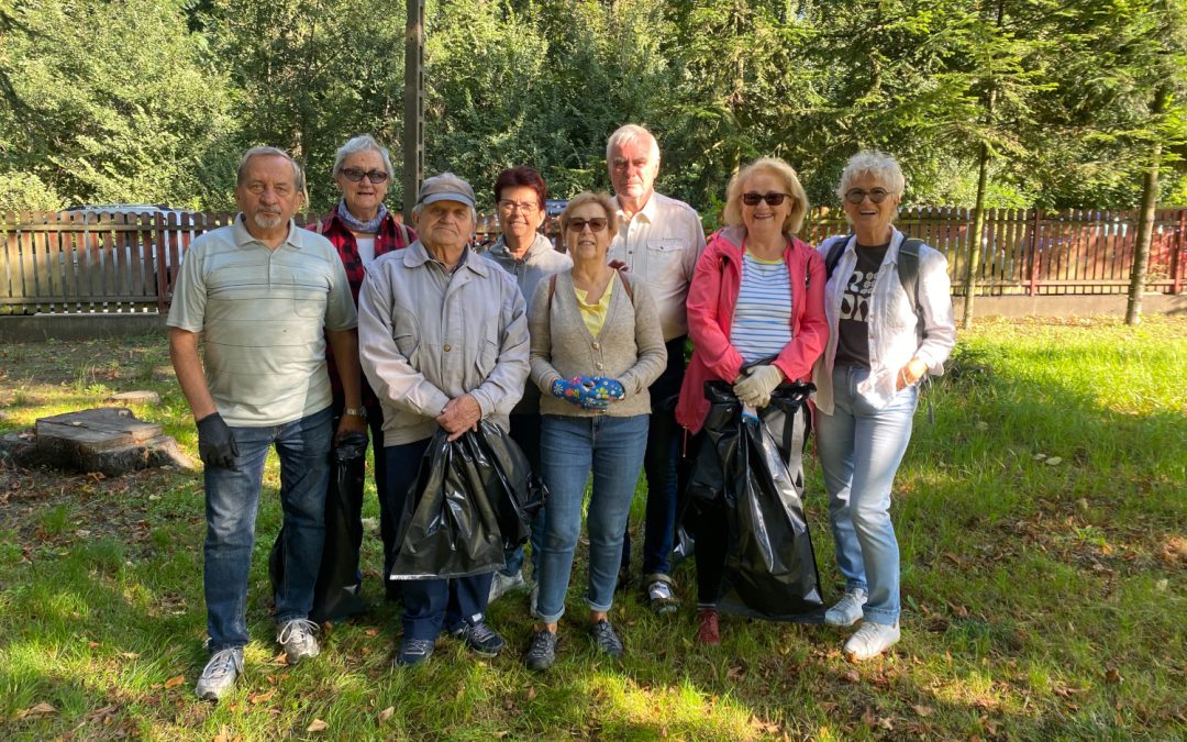 TROPIMY ŚMIECI W LESIE