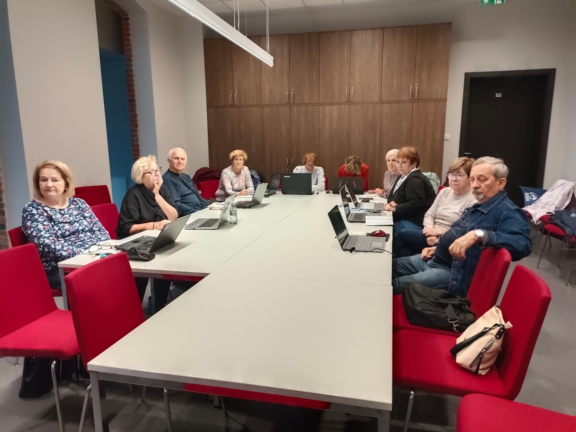 słuchacze na pierwszym spotkaniu Cyfrowego Klubu Seniora
