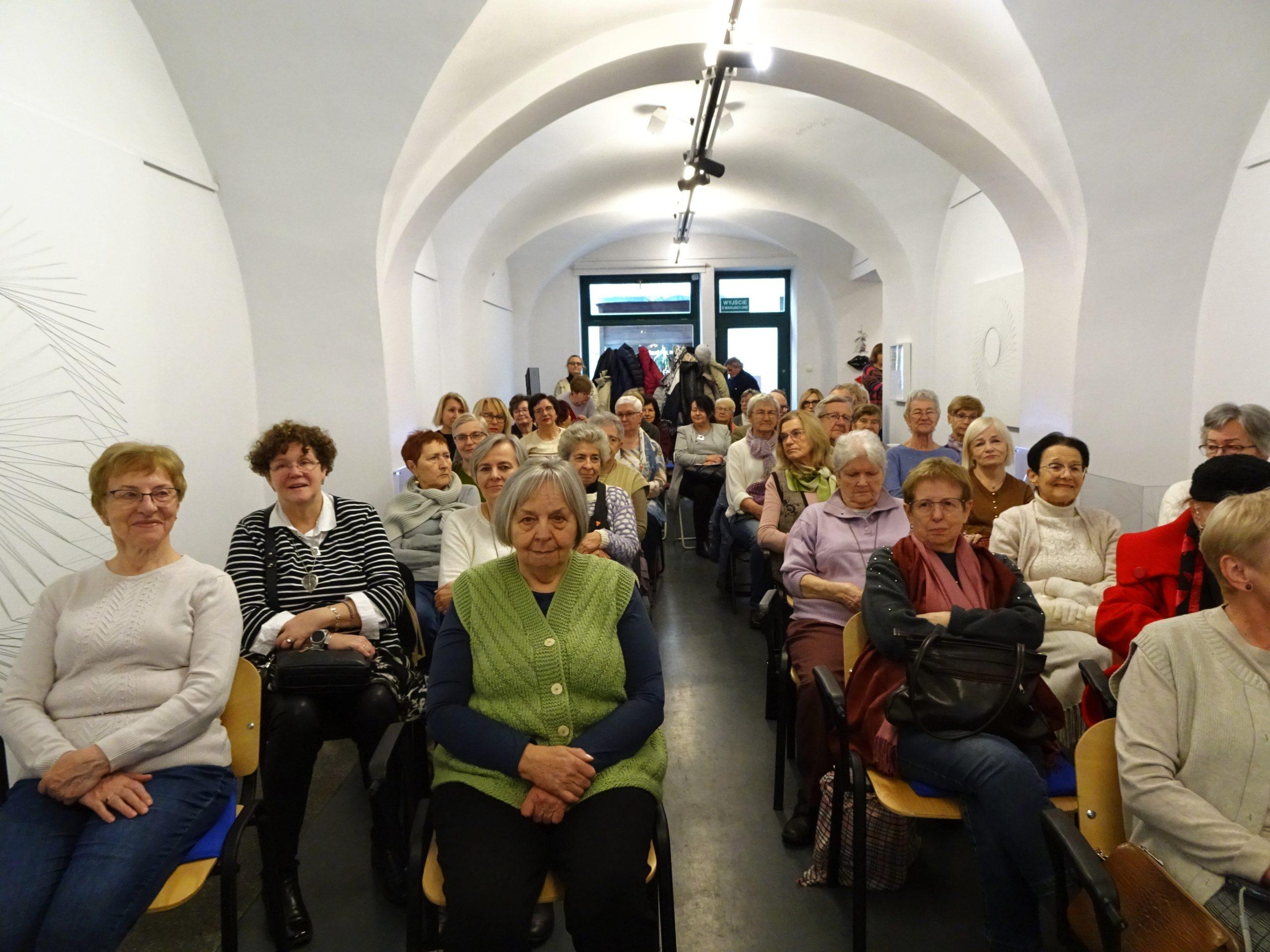 3 Sala w MBWA mieści dużo osób i ciekawie wygląda na zdjęciu.