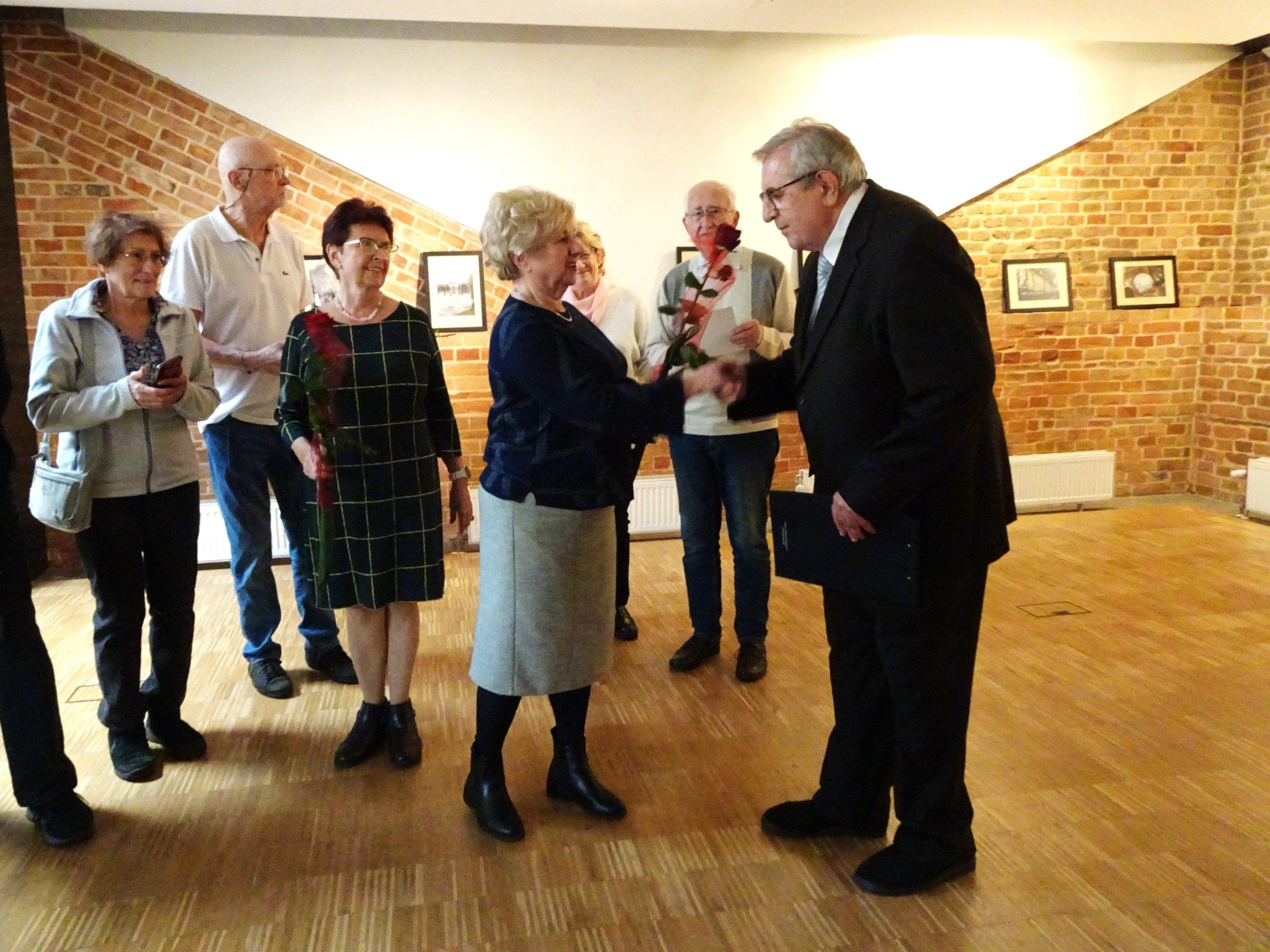 5 miłe słowa i piękna różyczka dla artysty.