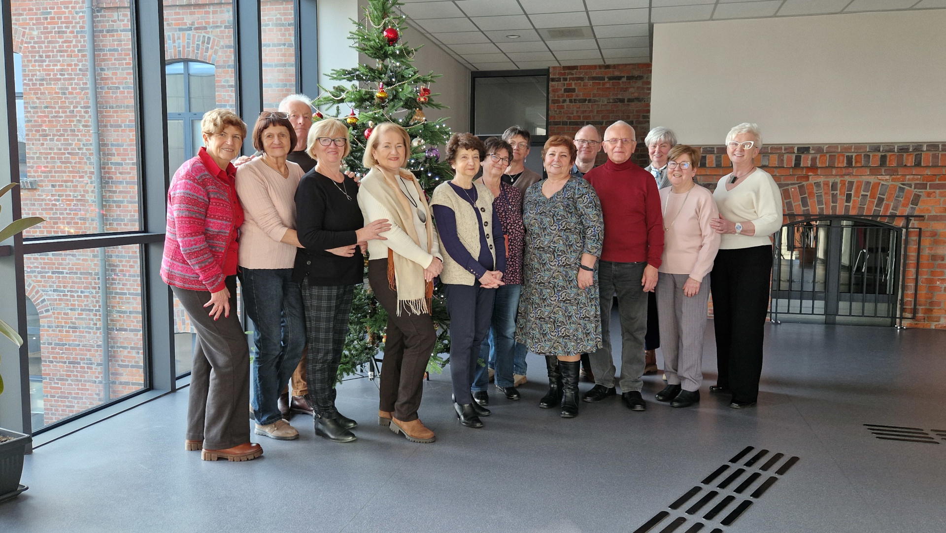 Wspólna fotografia przy choince