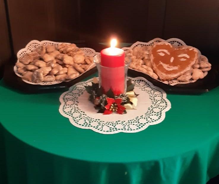 Pierniczki na zielonym stoliczku