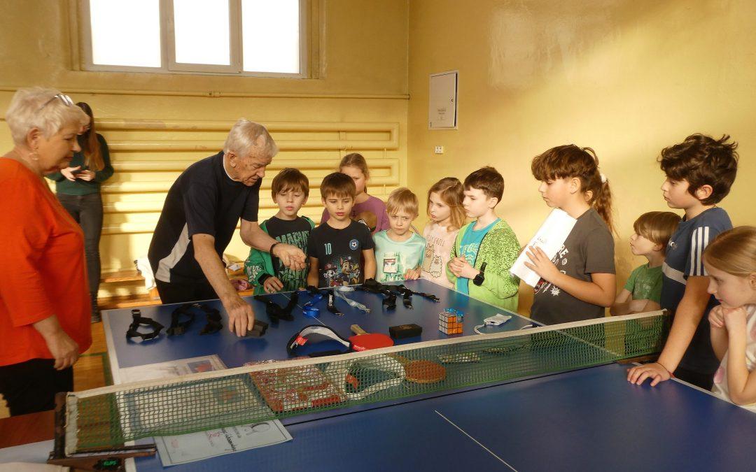 Pingpongowy most międzypokoleniowy – seniorzy i dzieci „przy zielonych stołach”