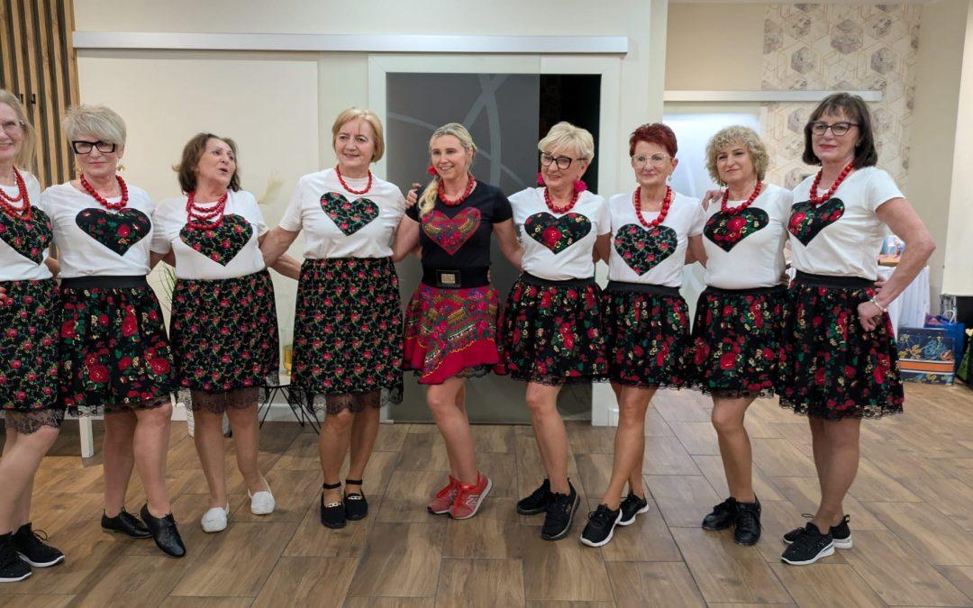 Ognista polka i słodkości: Seniorzy z leszczyńskiego UTW opanowali „Mediolan”