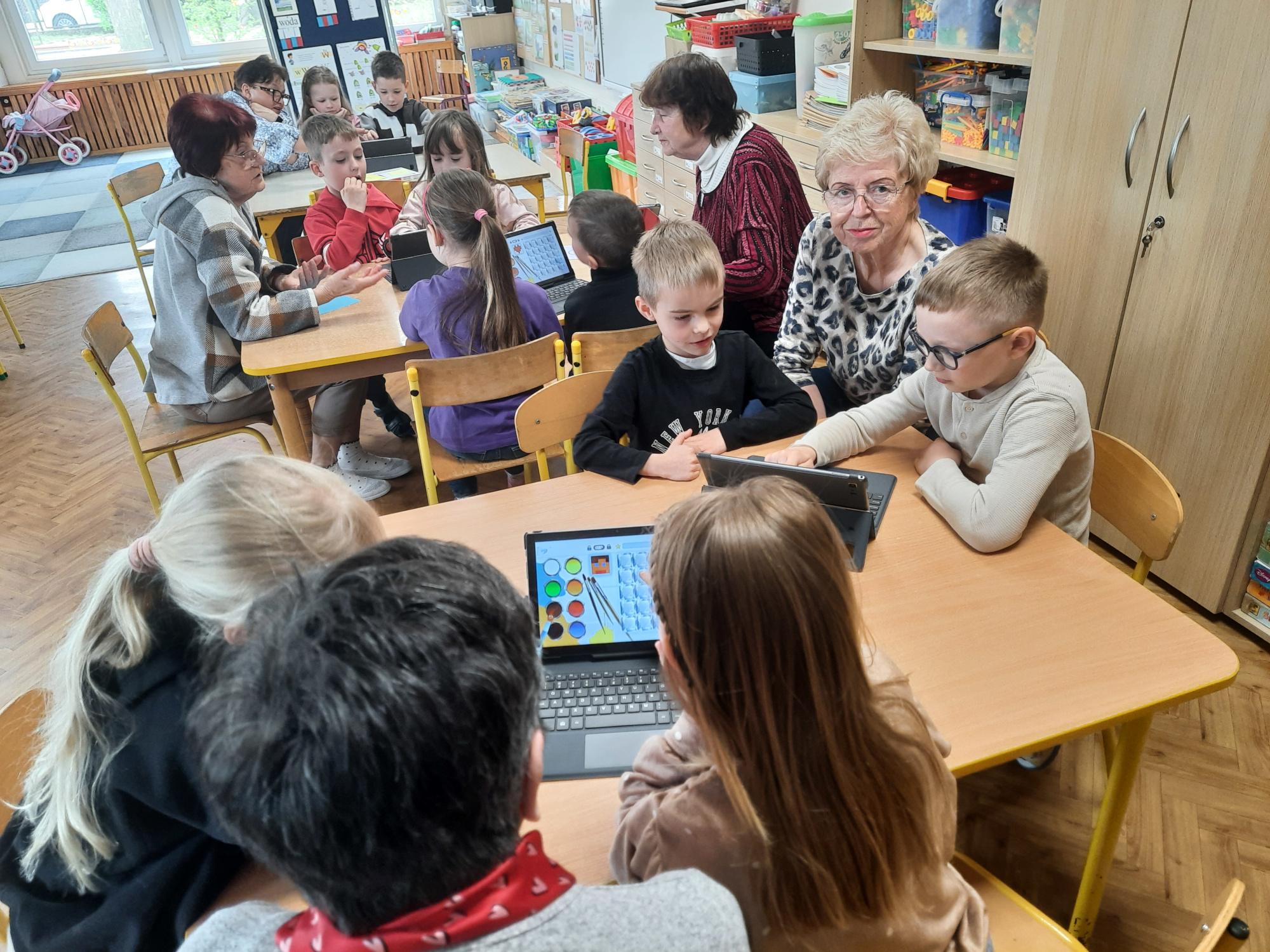 5 – dzieci z przejęciem wykonują swoje zadania na tabletach