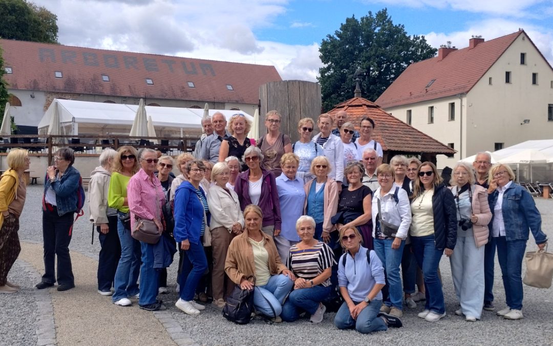 Kolory i zapachy lata: słuchacze UTW w magicznym arboretum w Wojsławicach