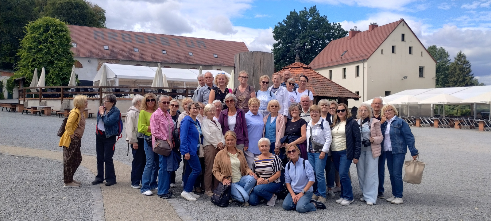 Wycieczka słuchaczy UTW do Arboretum w Wojsławicaach-1.
