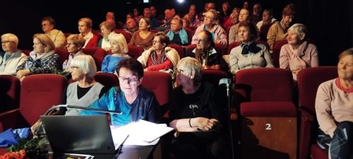Pełna sala słuchaczy gotowa do podróży po Brazylii