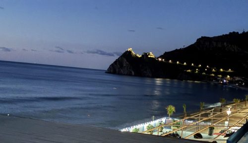Castello di Sant' Alessio Siculo z okien hotelu Kennedy