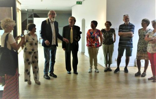 Starosta sekcji foto Tadeusz Kin wita gości wernisażu