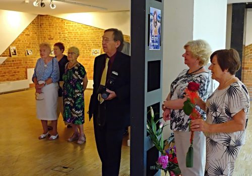 Artystka w towarzystwie prezes Marii Zielony oraz prowadzącego sekcję Ryszarda Cienkiego