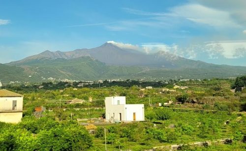 Etna z pióropuszem z okien autokaru