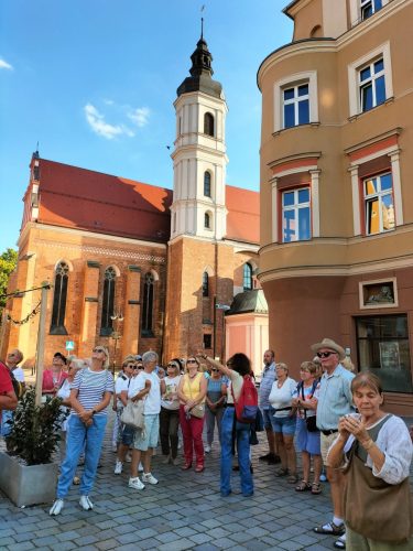  w Opolu zasłuchani w opowieści przewodniczki
