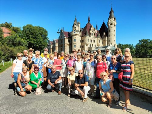  Moszna - rodzinne zdjęcie przed wejsciem do zamku