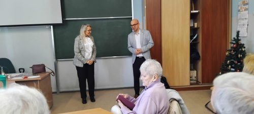 Pan Tomasz Kaczmarek przedstawia prelegętkę Panią Monikę Kukulską.