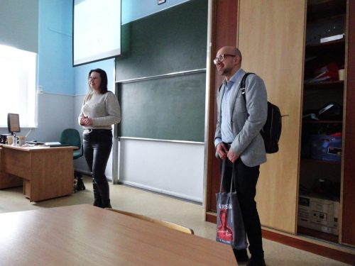  Pan Tomsz Kaczmarek przedstawia prelegentkę Panią Izabellę Kołodziejczyk- Dudek -filolog klasyczny w ILO.