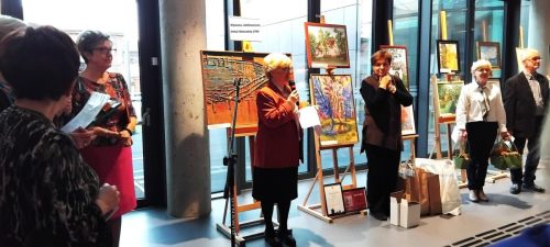 Pani Prezes Maria Zielony -otwarcie Wystawy Jubileuszowej Sekcji Malarskiej UTW