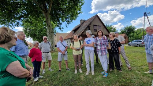 Powitanie przez panią Dorotę Chmielewską prowadzącą Pasiekę Edukacyjną