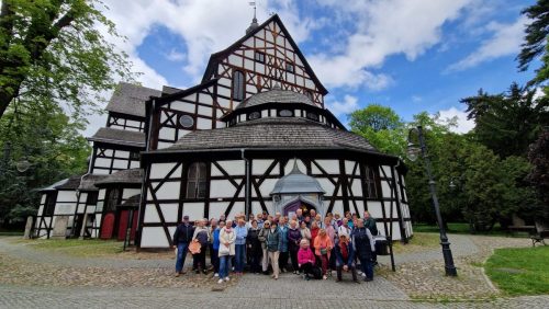 Przed Kościołem Pokoju w Świdnicy