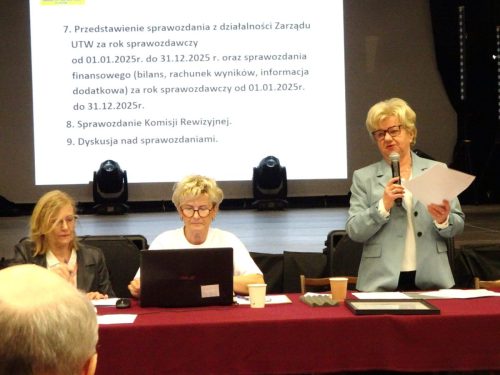 Wystąpienie Prezes Zarządu UTW. Przy stole prezydialnym: Cecylia Łuczak (przewodnicząca zebrania) Małgorzata Frątczak (protokolantka)