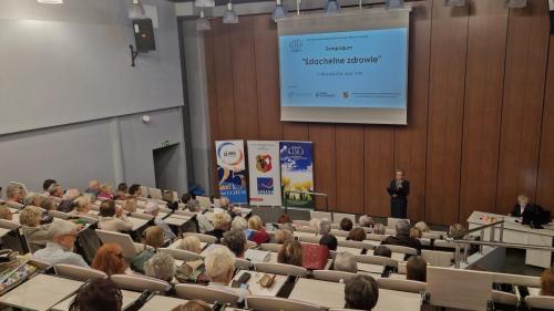 Wiceprezes UTW Alicja Szczepińska otwiera sympozjum