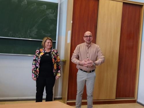 miłe powitanie przez Pana Tomasza Kaczmarka który odpowiada za współpracę pomiędzy naszym UTW i I LO oraz Panią Małgorzatę Nowak prowadzącą to spotkanie.