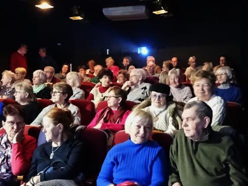 Sala wypełniona po ostatnie krzesło i całe schody