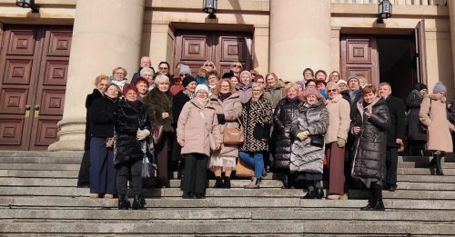 10 Po zakończeniu spektaklu wspólne zdjęcie na schodach przed gmachem Opery.