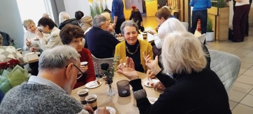   dyskusje prz kolejnym stoliku.