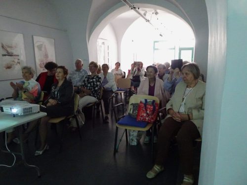 10 minęła godzina a wszyscy tak zasłuchani że nie czują upływającego czasu