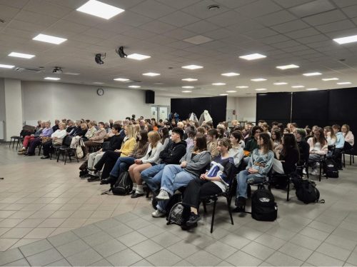 10 słuchacze UTW i uczniowie II LO wspólnie wysłuchali wykładu i obejrzeli prezentację z wycieczki Szlakiem Piastowskim.