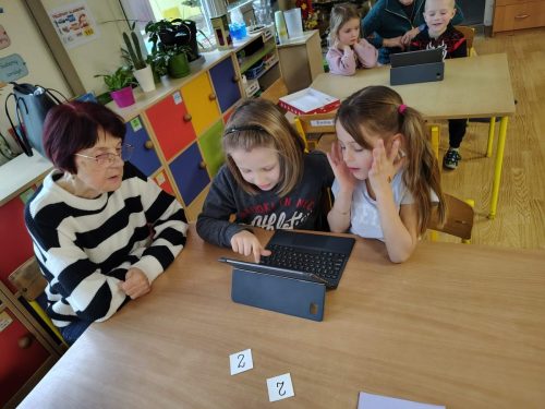 Stasia Matysiak w czasie zajęć z dziećmi