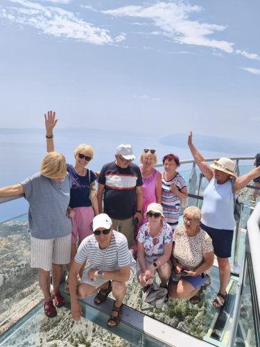 Atrakcje na szklanym moście w górach