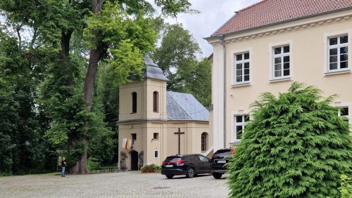 Obok pałacu kaplica pw. Najświętszej Marii Panny Śnieżnej