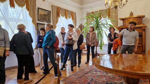 Zwiedzamy salon kominkowy.