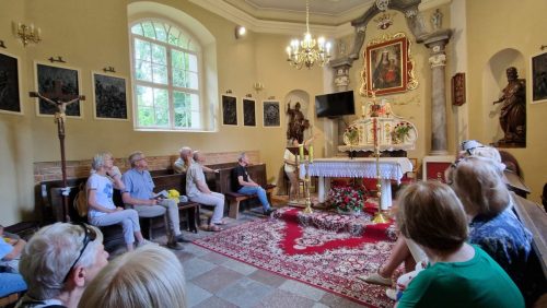 Poznajemy historię kaplicy, w niej oryginalne stacje drogi krzyżowej.