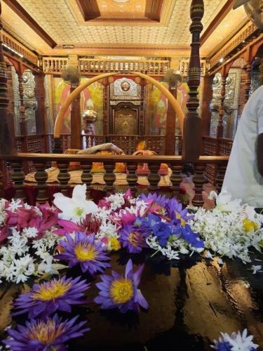 12 Świątyna Zęba - jest miejscem kultu i mekką buddystów