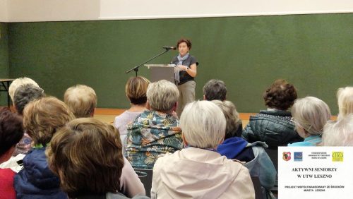 Prelegentka Danuta Linke prowadzi szkolenie w dziedzinie chorób otępiennych 